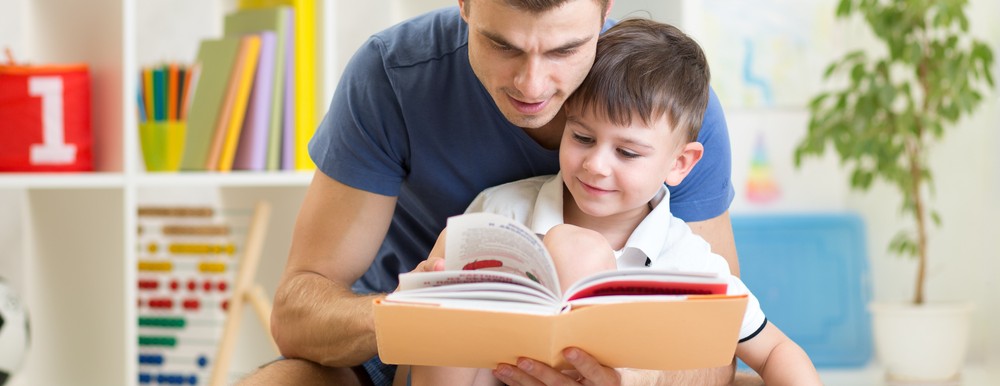 papa-maman-lire-une-histoire-enfant-feeling-studio-lille
