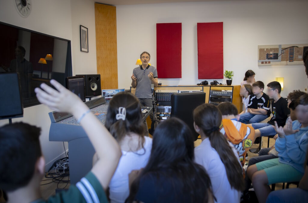 Élèves enregistrant un projet pédagogique sur un thème de sensibilisation FeelingStudio